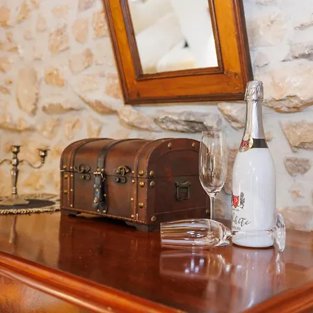 Dom wakacyjny Melary With Pool And Jacuzzi