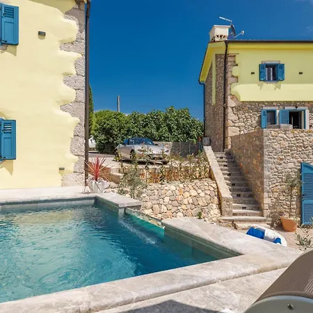 Melary With Pool And Jacuzzi