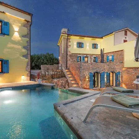 Melary With Pool And Jacuzzi Holiday home *
