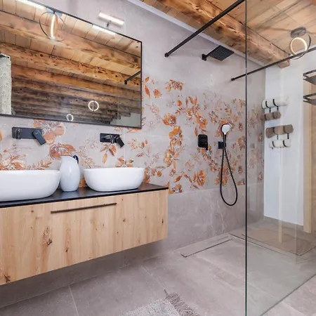 Melary With Pool And Jacuzzi