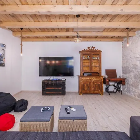 Holiday home Melary With Pool And Jacuzzi *