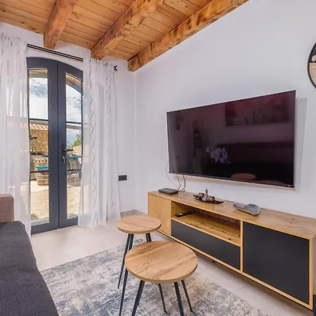 Melary With Pool And Jacuzzi *