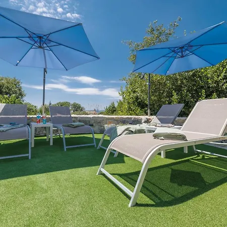 Σπίτι διακοπών Melary With Pool And Jacuzzi