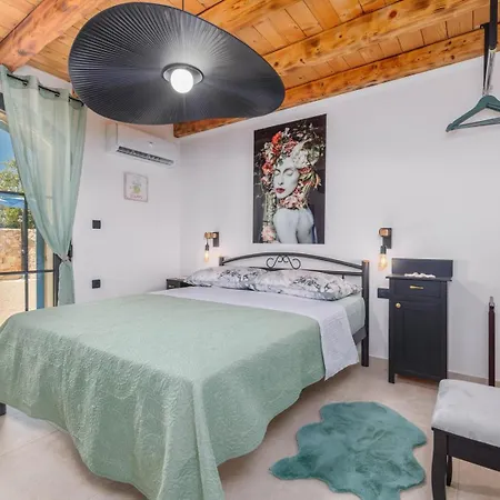 Melary With Pool And Jacuzzi Holiday home *