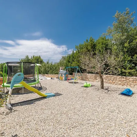 Melary With Pool And Jacuzzi Holiday home