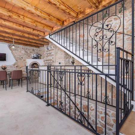 Melary With Pool And Jacuzzi Holiday home Kras