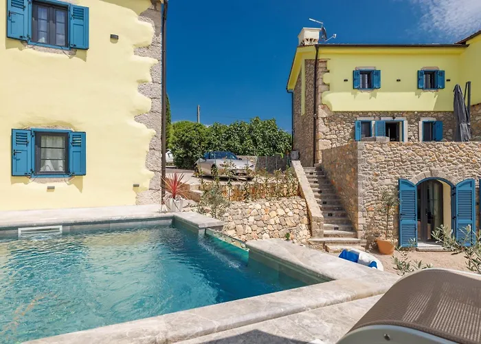 Melary With Pool And Jacuzzi