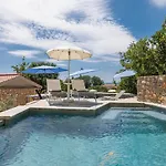 Дом отдыха Melary With Pool And Jacuzzi