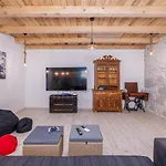 Дом отдыха Melary With Pool And Jacuzzi *