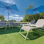 Дом отдыха Melary With Pool And Jacuzzi
