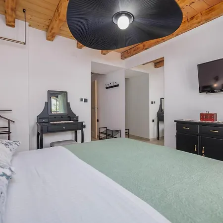 Melary With Pool And Jacuzzi 度假居 *